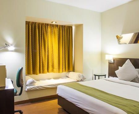 Sandhya Hotel Haiderabad Buitenkant foto
